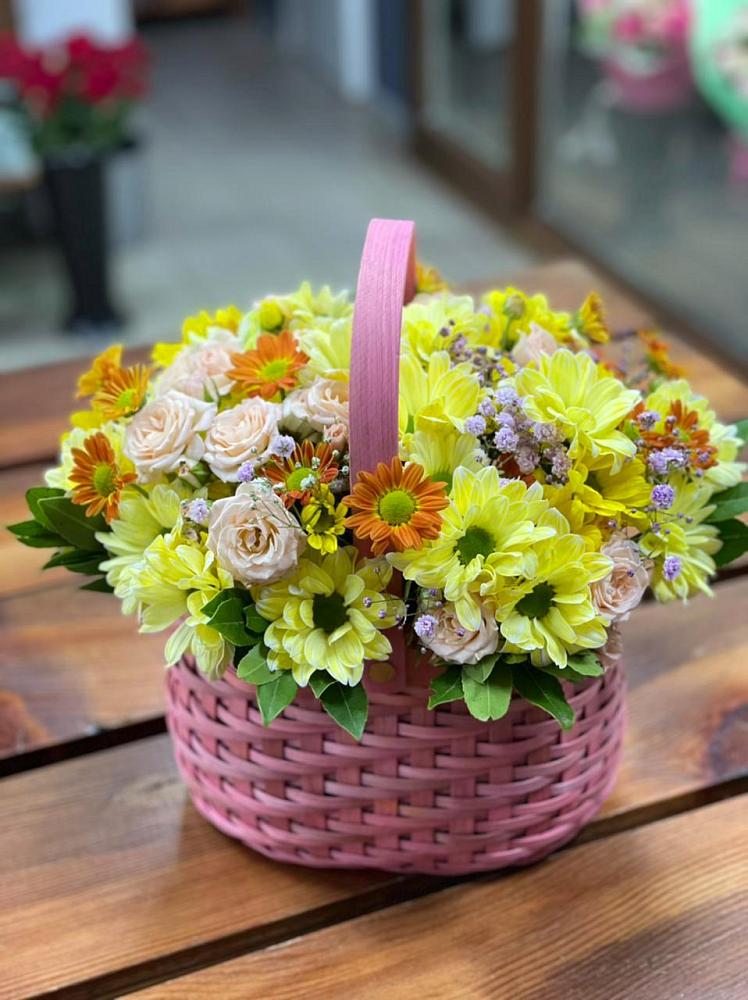 Цветочная композиция из Хризантемы и Розы в корзине в Сызрани